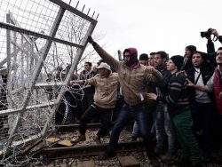 Người tị nạn phá hàng rào gai